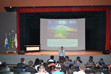 Estudantes acompanharam atentamente a palestra de Luís Roberto